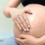 Растяжки при беременности: причины, профилактика и уход